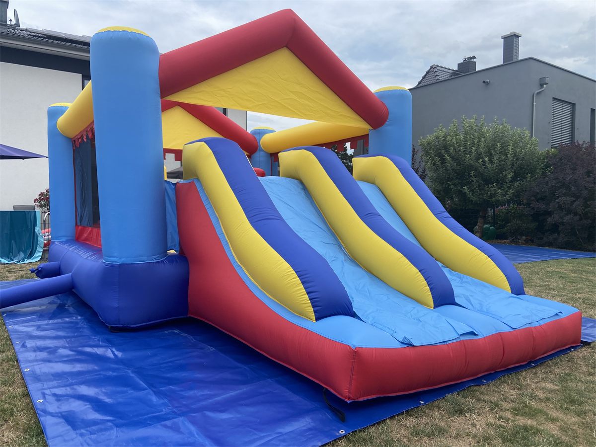 Happy Bounce – große überdachte Hüpfburg mit Doppelrutsche