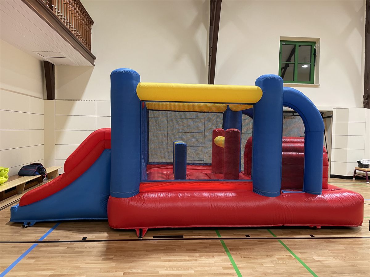 Parcours – aufblasbarer Hindernisparcours mit Rutsche